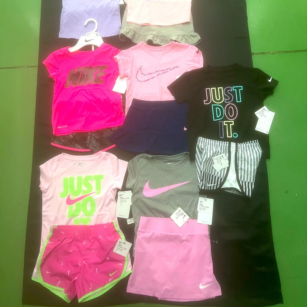 NWT Nike size 5